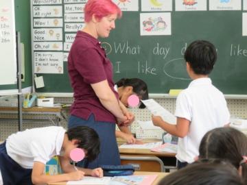メル先生に質問する4年生
