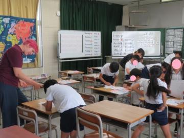 みんなのすきな曜日を聞いて回る4年生