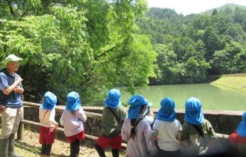 池を見る5歳児