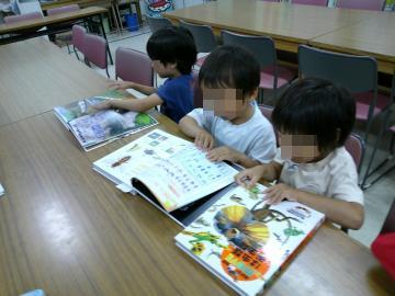 本や図鑑をじっくりと見ている様子