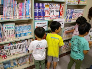 本を選んでいる様子