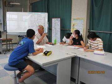 地域の人とお話している様子