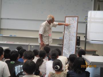 地図を紹介してもらっている様子