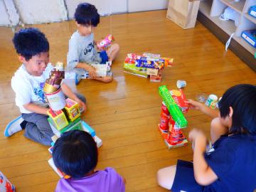 教室で、1年生がはこを使って学習している画像