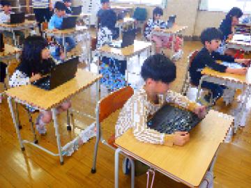 1年生が教室でタブレット学習をしている画像