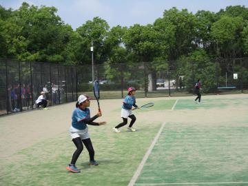 テニスの試合で活躍する選手の様子