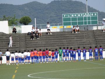 試合後にあいさつする様子
