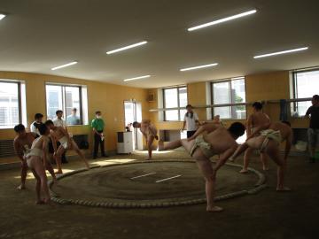 土俵で準備する選手の様子