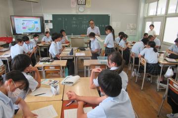 班の代表が発表する様子