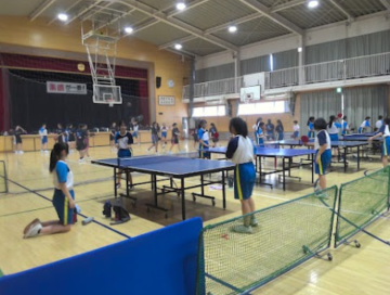 女子卓球部が練習をしているようす