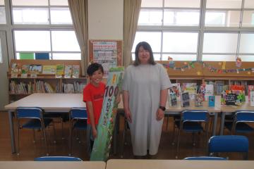児童が本を受け取ったあとの様子
