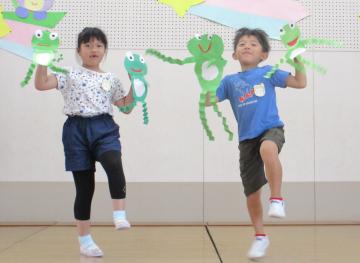 カエルのみどりちゃんを踊っている様子