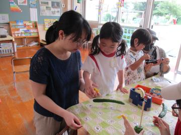 七夕祭りで野菜の動物を作っている様子