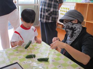 夏野菜のお供えをつくっている様子