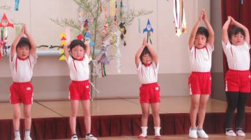歌「ロケットばびゅーん」を歌っている様子