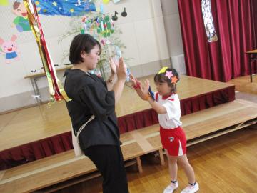 わらべうたで遊んでいる様子
