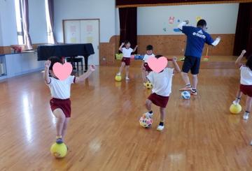 サッカーをしているところ