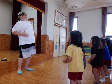 英語の先生と歌を歌っているところ