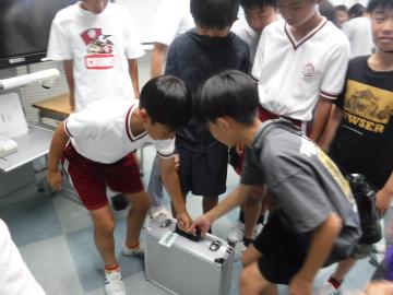 1億円分のケースを持つ児童
