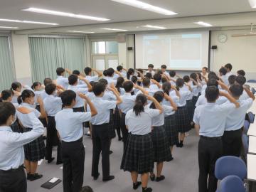 学年全員で敬礼をしている様子