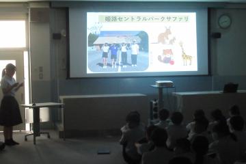 写真を使って発表している様子