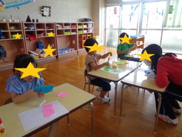 七夕飾り(貝つなぎ)を製作する子ども