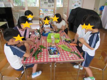 野菜のお供え物を子どもとお家の人で製作しているところ