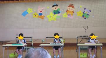 鍵盤ハーモニカを演奏する子ども