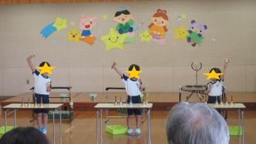ミュージックベルを演奏する子ども