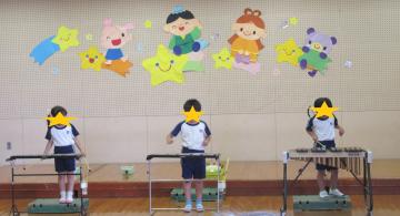 木琴・グロッケンを演奏する子ども