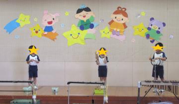 打楽器でリズム打ちをする子ども