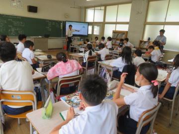 教室内で米の生産について話し合う5年生の様子