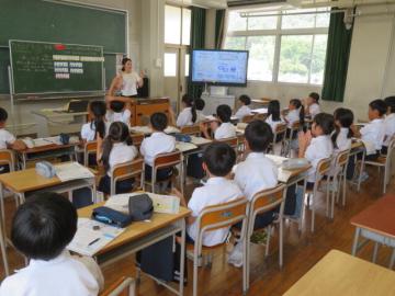 教室内でいろいろなリズムをたしかめる4年生の様子