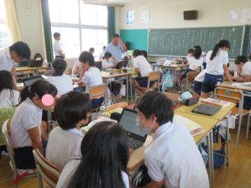 教室内でデジタル機器についての発信文を考えている6年生の様子