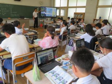 教室内で学習用端末で台風の動きを確認する5年生の様子