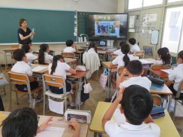 教室内でめあての確認をする4年生の様子