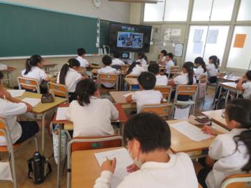 教室内でマーシャル諸島の食べ物について話を聞く4年生の様子