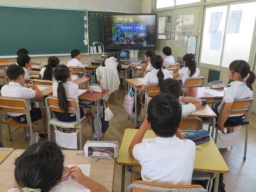 教室内でマーシャル諸島の小学校について話を聞く4年生の様子