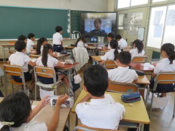 教室内でマーシャル諸島について質問する4年生の様子