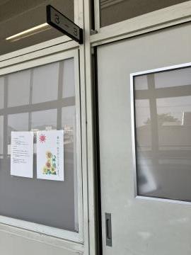 教室ドアに貼られた「暑い中、ありがとうございます」の掲示物