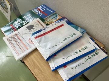 廊下に置いてある進路情報パンフレット