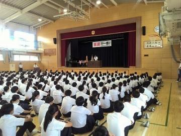 体育館で行われた終業式で校長先生のお話を聞く全校生徒の様子