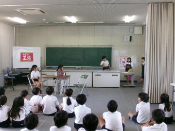 5人が登場している様子