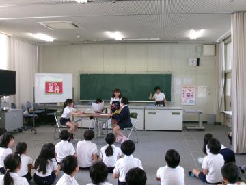 芝居が始まった様子