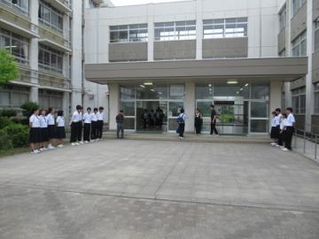 登校時、生徒が玄関前にて選挙活動する様子