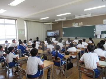 発表事業所以外の生徒は教室で視聴している。視聴時の様子。