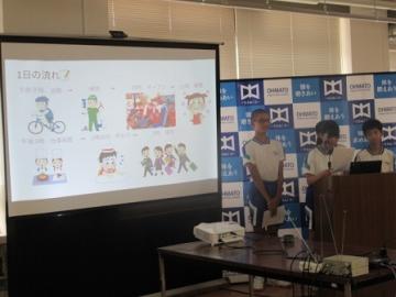 室内でモニターを使い、各事業所ごとに頑張って発表する生徒の様子
