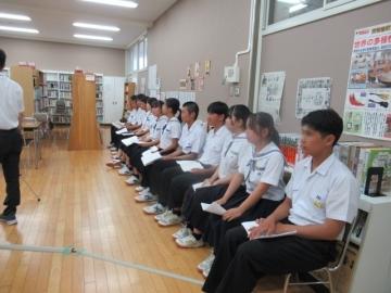 室内で、演説前の緊張した立候補者たちの様子