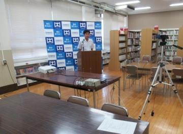 室内で1人ずつカメラの前で演説する様子