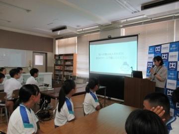 室内で生徒代表が集まり、他は教室で視聴している様子